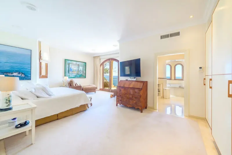 Exclusive villa for seasonal rental on the seafront in Portals Vells, Mallorca, with 7 bedrooms, 8 bathrooms, independent apartment — photo 11