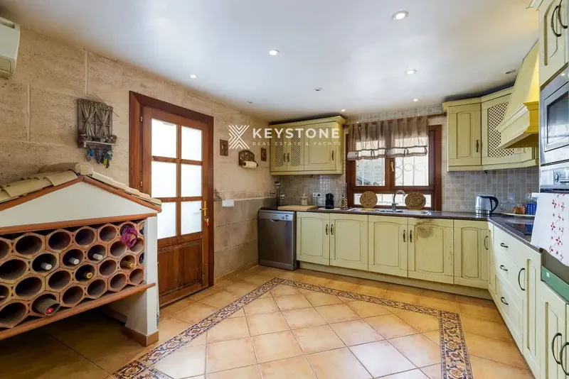 Descubre este encantador chalet en Palmanova, una propiedad amplia, privada y versátil, ideal para disfrutar de Mallorca durante todo el año — photo 6