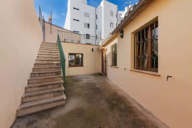 Perfect for families, this house for sale in Puerto Pollensa is a great investment opportunity, full of potential and a perfect — photo 2