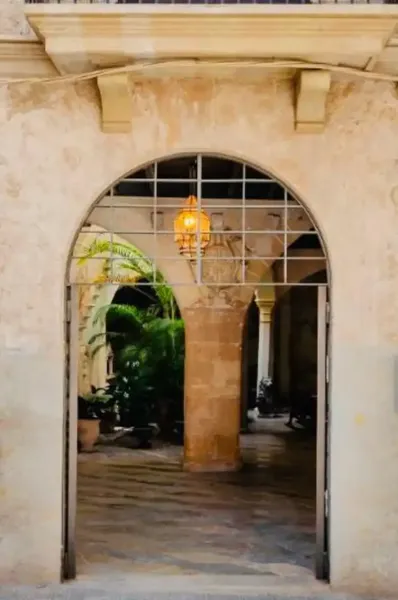 Beautiful historic house, completely renovated. 15 bedrooms, 8 bathrooms, a wonderful Mallorcan patio, wine cellar, a spacious commercial space, a storage room — photo 1