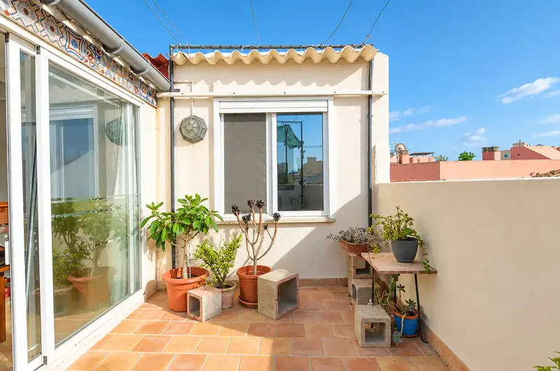 Este encantador ático dúplex con terraza privada se encuentra en una de las zonas más codiciadas de Palma de Mallorca: Portixol, en segunda  — photo 1