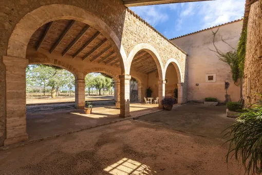 Inca: Finca estate with attractive investment opportunities, lots of land and a dreamlike view near Inca — photo 2