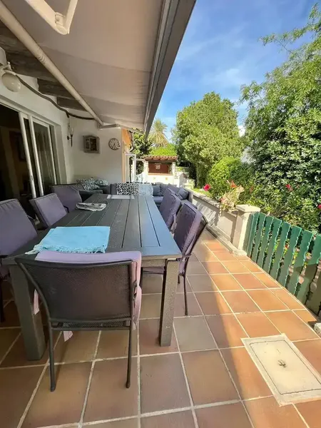 Excelente chalet en magnífica zona de Son Caliu, un gran Jardin y cuenta con una planta baja muy cómoda con dormirorios y sala de estar, ent — photo 3