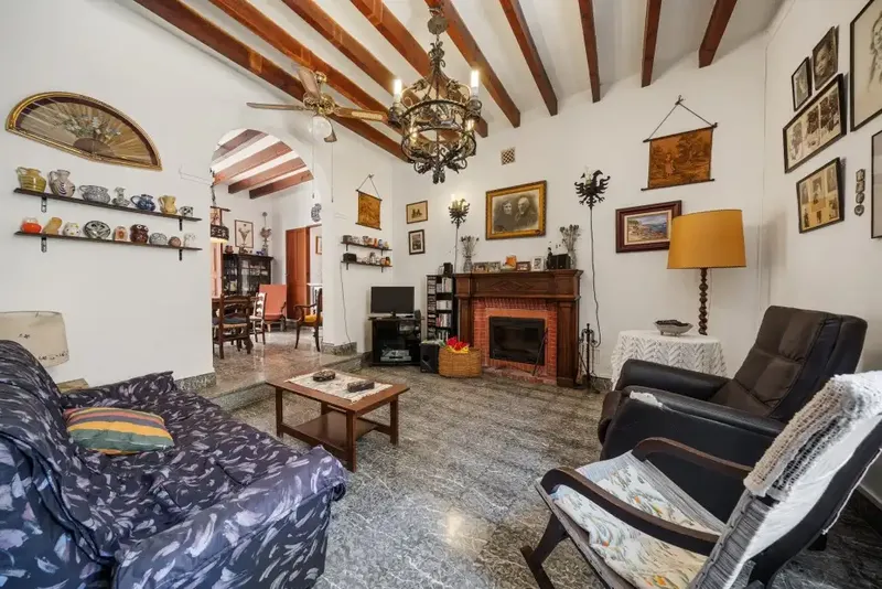 Situated in the heart of the charming old town of Alcudia, this typical Mallorcan house offers 400 m² of living space distributed — photo 3