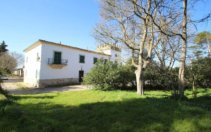 Finca with 28 hectares and 6500 m² built, 10 minutes from the beach of Muro. — photo 2