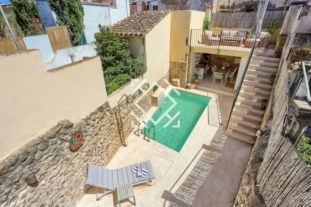 House for sale with large terrace and swimming pool near the historic centre of Pollensa, Mallorca. — photo 1