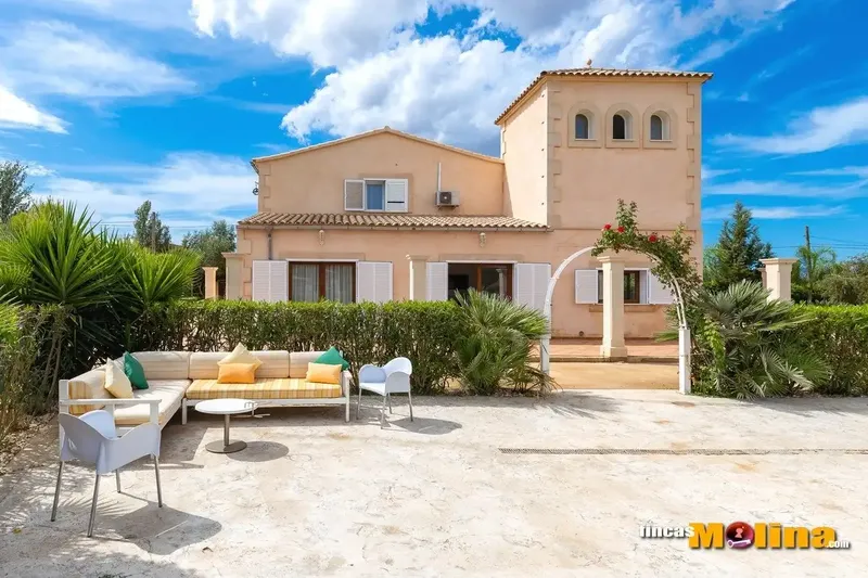 Discover this majestic villa in Son Ferriol, a true oasis of luxury spanning a generous 683 m2 and surrounded — photo 6