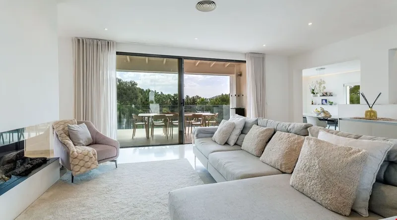 Refurbished five-bedroom villa with a rare flat garden for sale in Camp de Mar — photo 7