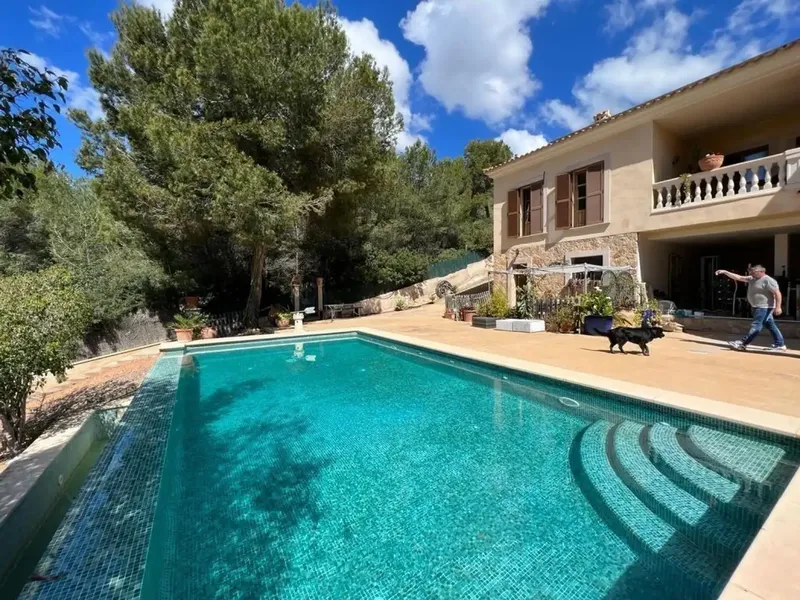 Welcome to this unique chalet in Peguera, perfectly adapted for families, couples and investors. The imposing entrance and the spacious living room — photo 10