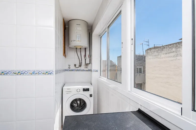 Bright 3-bedroom apartment in good condition with balcony — photo 10