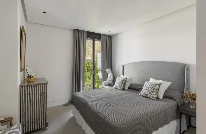 Fully furnished penthouse with private rooftop pool — photo 9