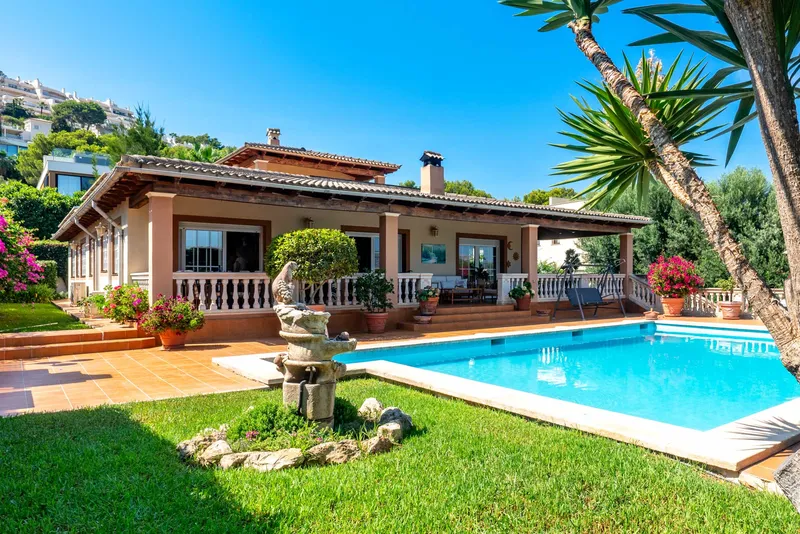 Charming Mediterranean villa with generous outdoor area — photo 1