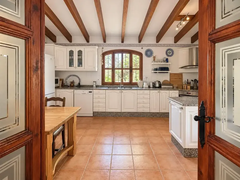 Available for seasonal rental from 1 November to 30 April. — photo 10