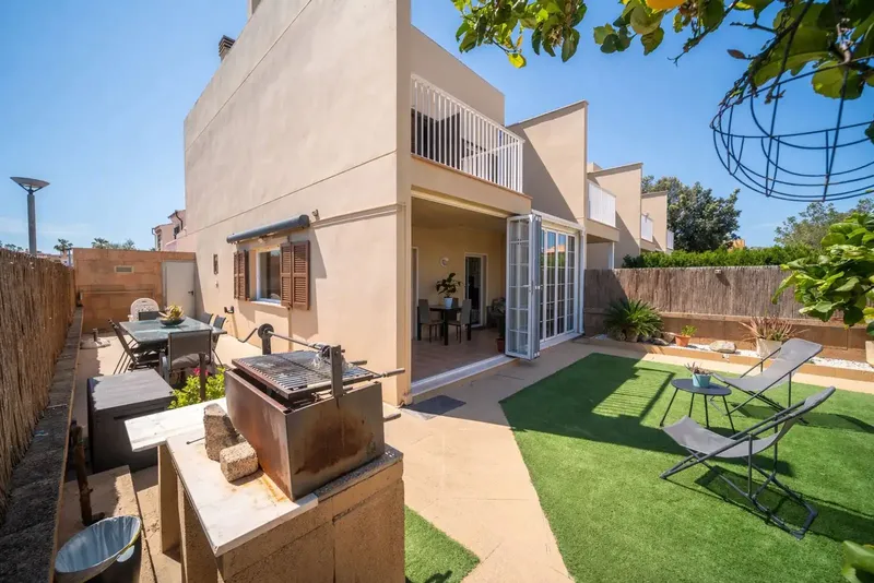 Cozy townhouse in Puerto Alcudia, in the area of the Alcudia lake, with 148 m2 built and large private garden with barbecue. — photo 7