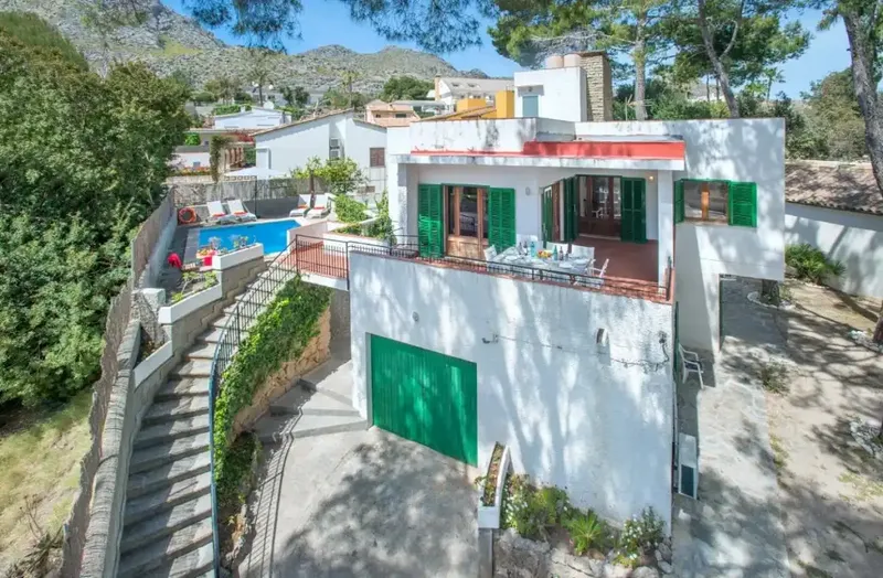 In the exclusive setting of Cala Sant Vicenç, just a 5-minute walk from its crystal-clear beaches, this charming chalet is located — photo 1