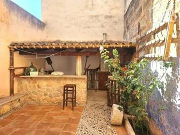 Modernized townhouse in Petra, 107m², 3 bedrooms, 2 bathrooms, patio, roof terrace, fireplace, investment — photo 1