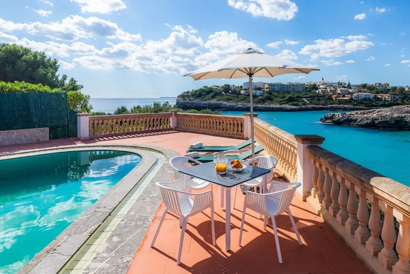 Impressive Cliffside Villa with Uninterrupted Views — photo 3