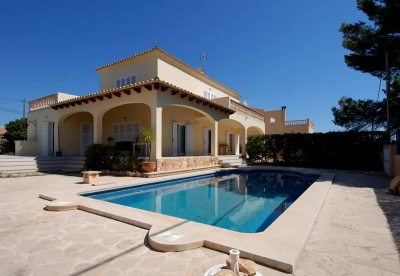 Villa in a quiet street in Cala Llombards with beautiful views to the sea — photo 1