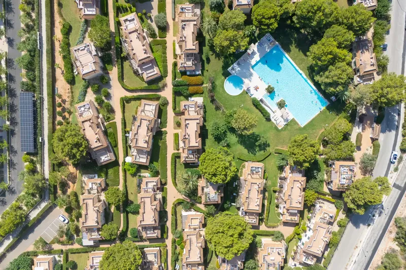 Welcome to your new home in Mallorca! This ground floor flat, in exceptional condition, is located in the popular — photo 2