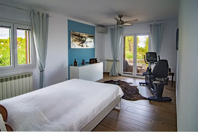 In one of the most coveted coastal areas of eastern Mallorca, in Cala Romántica, an exceptional refuge awaits you that combines lightness — photo 10