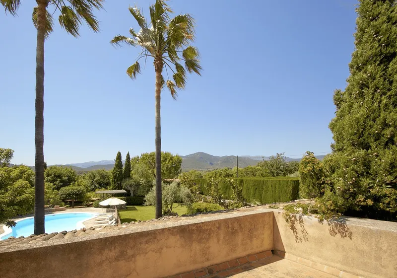 Estate with a Mediterranean-style garden in Santa Maria — photo 3