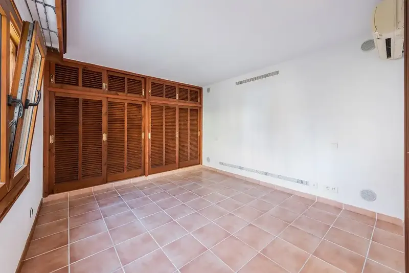 Perfect for families, this house for sale in Puerto Pollensa is a great investment opportunity, full of potential and a perfect — photo 9
