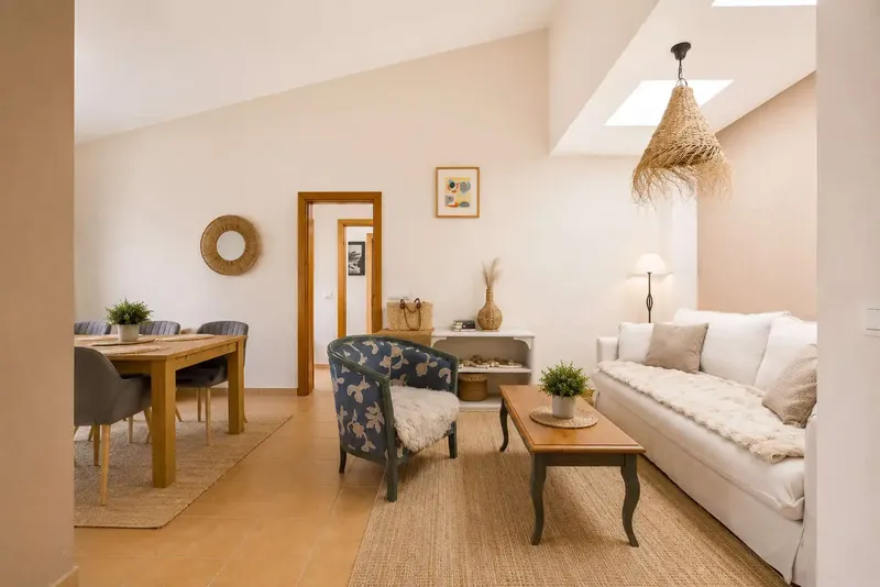 This well-maintained single-family home, located in a quiet area of Cala Ratjada, stands out for its living space of about 226 m² on a — photo 4