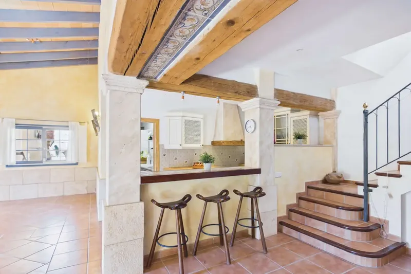 This elegant finca, built in 2002, extends over a generous area of 274 square meters on a 1,567 square meter plot — photo 12