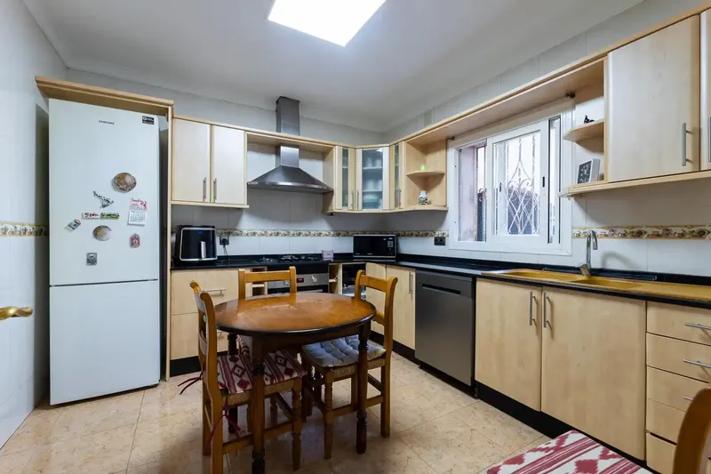 En una de las zonas más consolidadas de El Arenal, se encuentra esta amplia vivienda en planta baja, una propiedad con mucho potencial tanto — photo 9