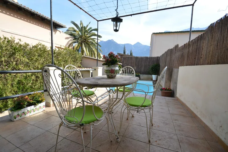 Semi-detached house with pool near the center — photo 7