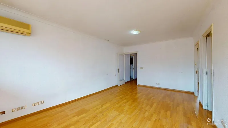 Three-bedroom apartment with large balcony just 100 meters from the beach — photo 10
