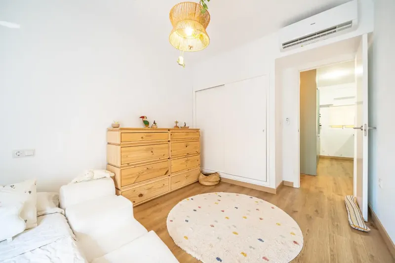 Imagine waking up every morning with the sea breeze and being able to reach the beach in just seconds. This magnificent renovated apartment, located — photo 11