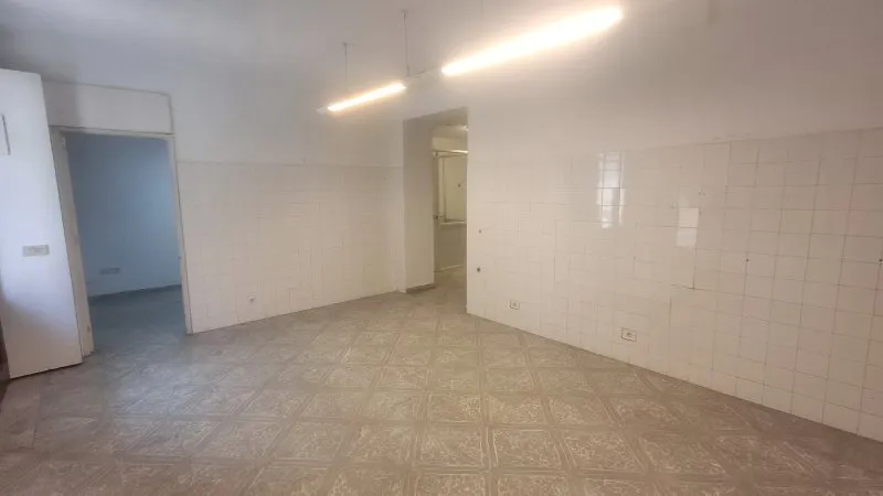 Ground-floor shop in a central location of S Horta — photo 8