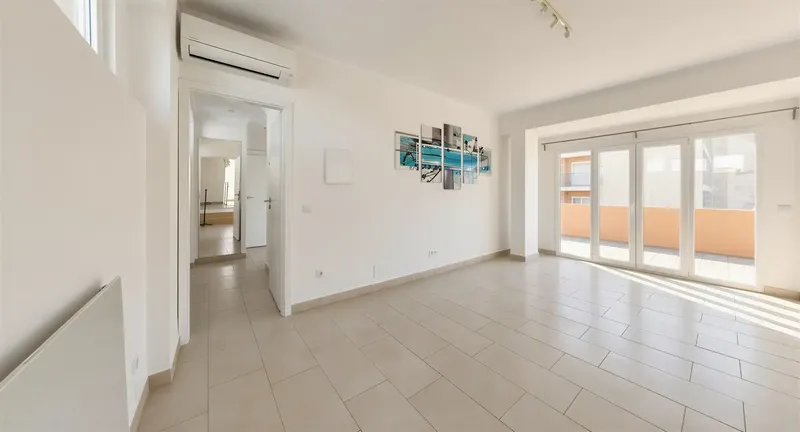 Right in the heart of Cala Millor - on the absolute first line of the sea - a property awaits you that has no rival in this form. — photo 4