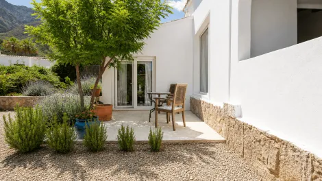 Only 400 meters to the sea: Renovated chalet with 2 bedrooms, high-quality fitted kitchen and garden — photo 2