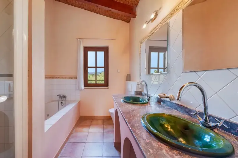 This attractive finca occupies a large plot of about 8,000m2 and is offered for sale in a quiet area of Moscari. It has a guest apartment — photo 11