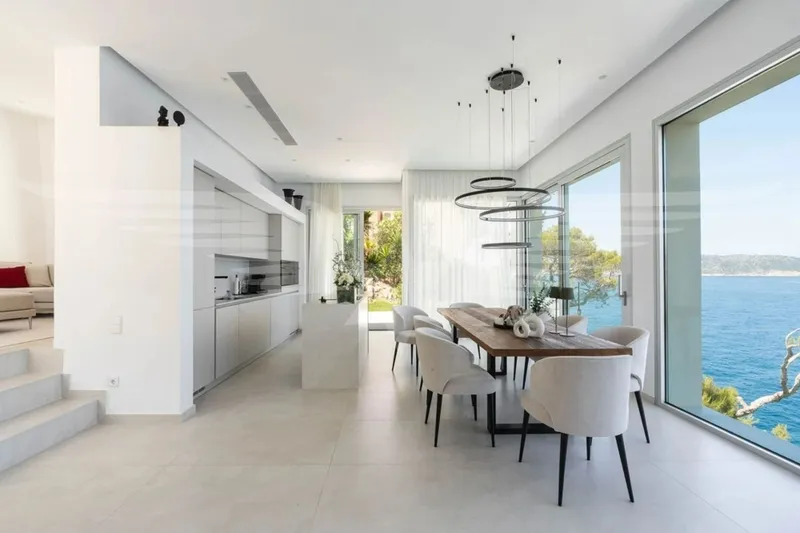 Santa Ponca: Frontline Villa with Direct Ocean Access — photo 9