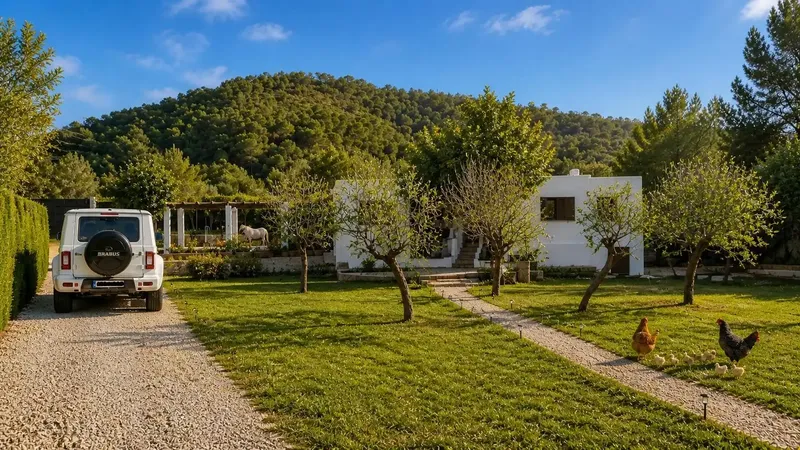 The property is located on a flat south-facing plot of approximately 4500 m2, a short distance from the town center of San — photo 2