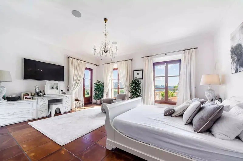 Luxurious Mallorcan country house on a large, flat plot with great views — photo 10
