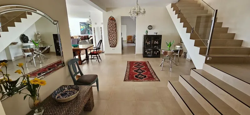 This impressive luxury villa is rented for a long season, with a minimum stay of 32 nights. The price varies depending on the period — photo 8