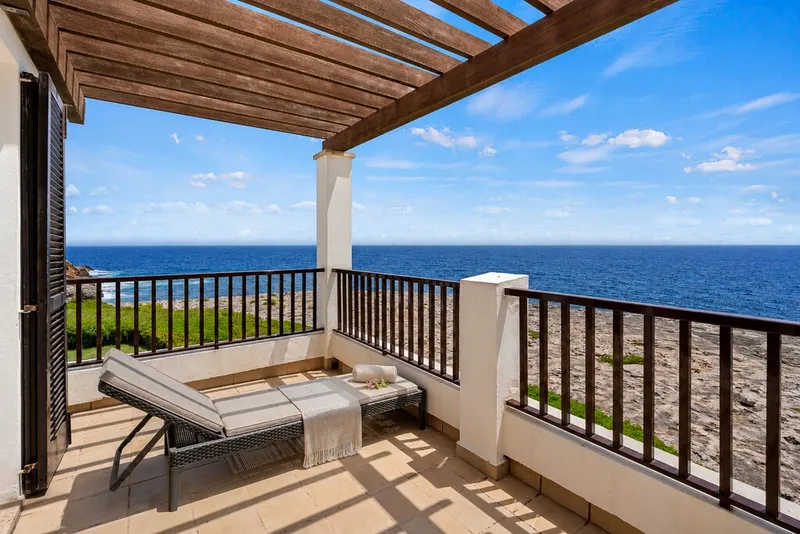 Cala d'Or beachfront apartment for sale with sunny terraces and sea views — photo 1