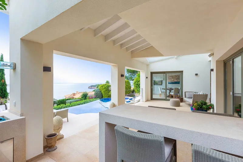 Luxury villa in an elevated hillside location with dream views — photo 4
