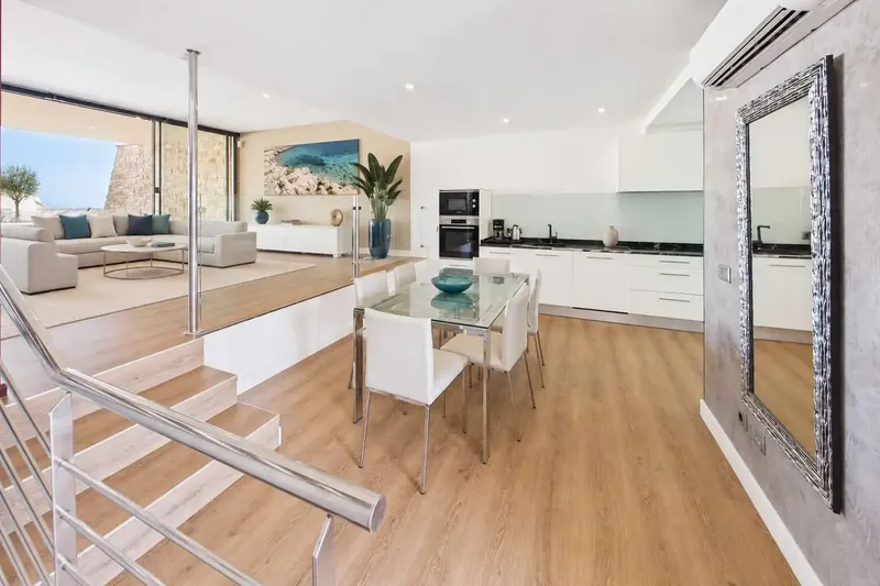 This house is not just any holiday home. Its large glazed surfaces, its open sightlines and its staggered living levels — photo 3