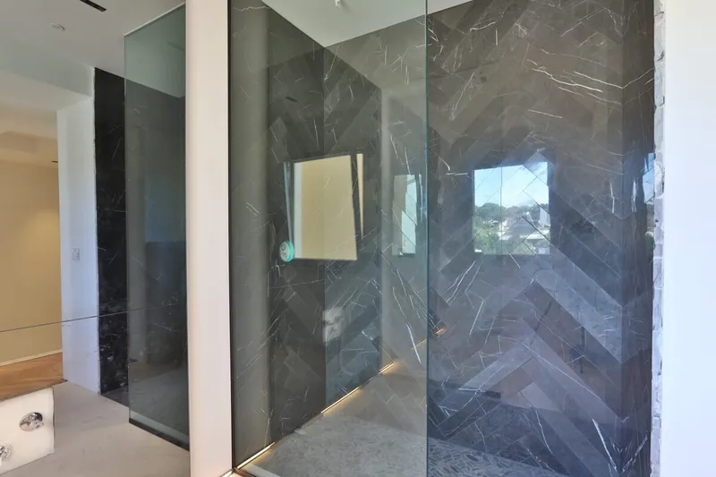 Elegant Fully Renovated Duplex — photo 4