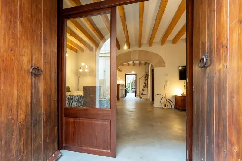 This exceptional townhouse in the heart of Artà combines Mallorcan character with modern comfort - and is particularly — photo 2