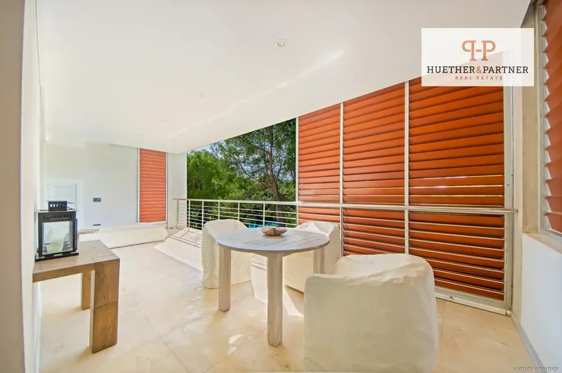 This elegant penthouse is located on the second floor of an exclusive gated residential complex in the coveted area of Bendinat, a few steps from the sea. — photo 4