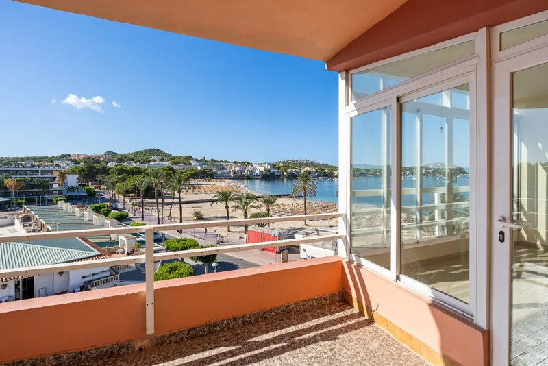 Santa Ponsa beachfront apartment for sale with mountain view and various terraces — photo 4