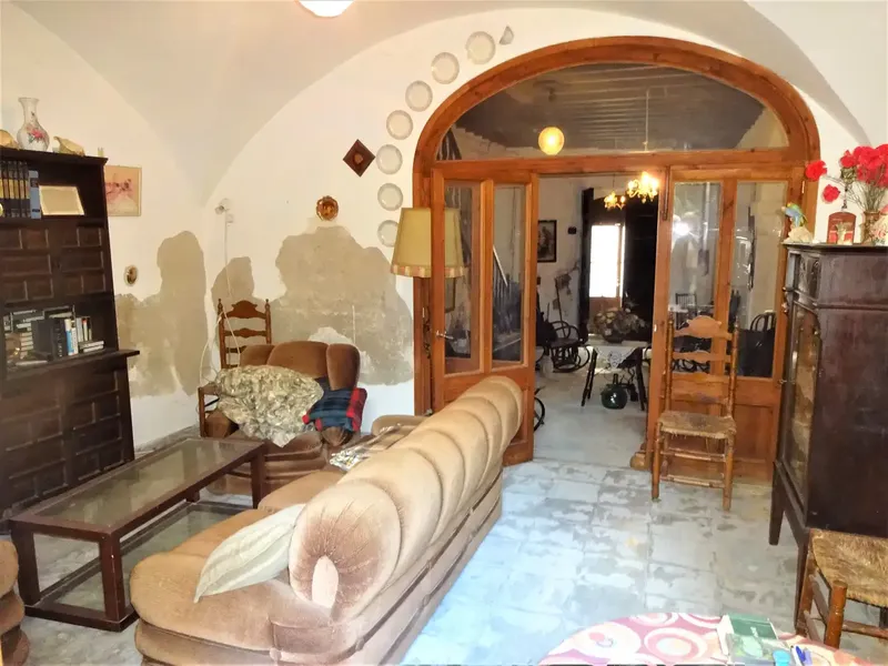 Exceptional manor house in Muro dating from 1919, distributed over 3 floors. It consists of entrance hall, living-dining room with arch — photo 7
