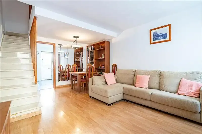 Adosado con jardín y terraza en zona residencial, 162m2 aprox., salón comedor, cocina amueblada y equipada con office, coladuria, 4 dormitor — photo 1