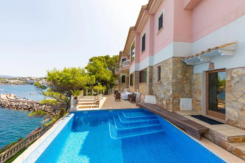 Exceptional villa on the first sea line in a prime location in Santa Ponsa — photo 1